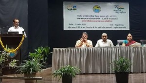 एकलगीत गायन प्रतियोगिता के दौरान मंच पर विराजमान अतिथिगण एकलगीत गायन