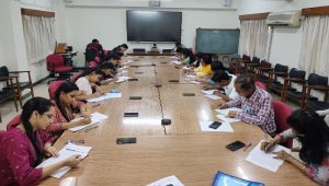 निबंध लेखन प्रतियोगिता के अंतर्गत निबंध लिखते प्रतिभागी निबंध लेखन