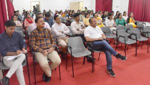 प्रतिभागियों की प्रतिभा का लुत्फ़ उठाते दर्शकगण प्रतिभागियों की