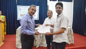 माननीय अतिथि के करकमलों से प्रमाणपत्र प्राप्त करते प्रतिभागी माननीय अतिथि