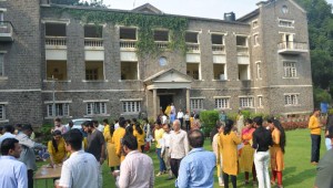 समापन समारोह के बाद जल-पान का लुत्फ़ उठाते कर्मचारीगण समापन समारोह