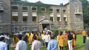 समापन समारोह के बाद जल-पान का लुत्फ़ उठाते कर्मचारीगण समापन समारोह
