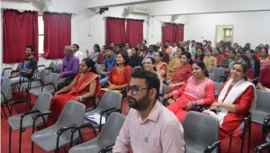 हिन्दी कार्यशाला में जानकारी प्राप्त करते श्रोतागण हिन्दी कार्यशाला