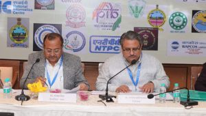 निरीक्षण में भाग लेते आघारकर अनुसंधान संस्थान के निदेशक डॉ. प्रशांत ढाकेफलकर एवं वैज्ञानिक-एफ़ डॉ. संजय सिंह निरीक्षण में