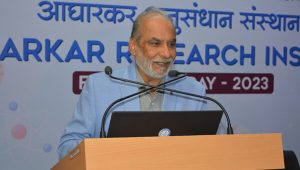 हिन्दी कार्यशाला में व्याख्यान प्रस्तुत करते डॉ. सुनील केशव देवधर, सहायक निदेशक-कार्यक्रम (सेवानिवृत्त), आकाशवाणी, पुणे हिन्दी कार्यशाला