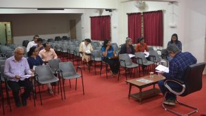 विभिन्न मदों पर चर्चा करती राजभाषा कार्यान्वयन समिति विभिन्न मदों