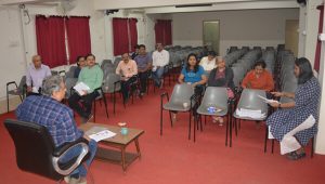 दिनांक 15.12.2023 कोसंस्थान की राजभाषा कार्यान्वयन समिति की बैठक की अध्यक्षता करते हुए डॉ. प्रशांत ढाकेफलकर, निदेशक, एआरआई। दिनांक 15.12.2023
